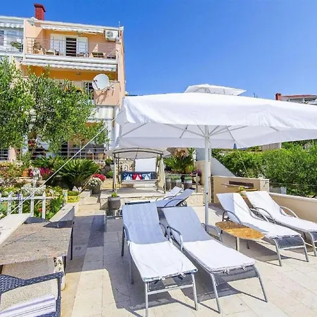 Διαμέρισμα Nives Τρογκίρ