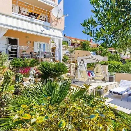 Апартаменти Nives *