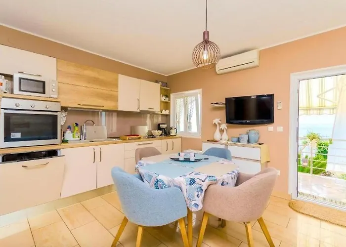 Nives Апартаменти Трогір